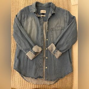 Universal Thread Women’s denim button up top xs